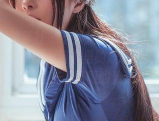 BoLoli菠萝社 – 看那张柳侑绮Sevenbaby的校服原图，脑海里的联想飞到学生时代，遗忘了时间的流逝。