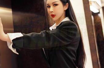 Feilin嗲囡囡 – 随着陈媚儿的美足逐渐走近，高清美图里的每个细节都在悄悄诉说着美的力量。