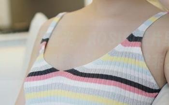 红色蕾丝、无圣光，ROSI的照片里总是藏着些许暧昧，让我想入非非。