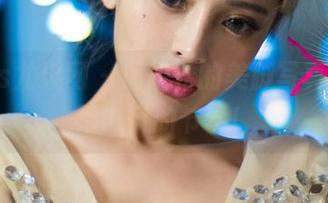 UGirls尤果网 – 周妍希的美脚写真，走路都带风的节奏！