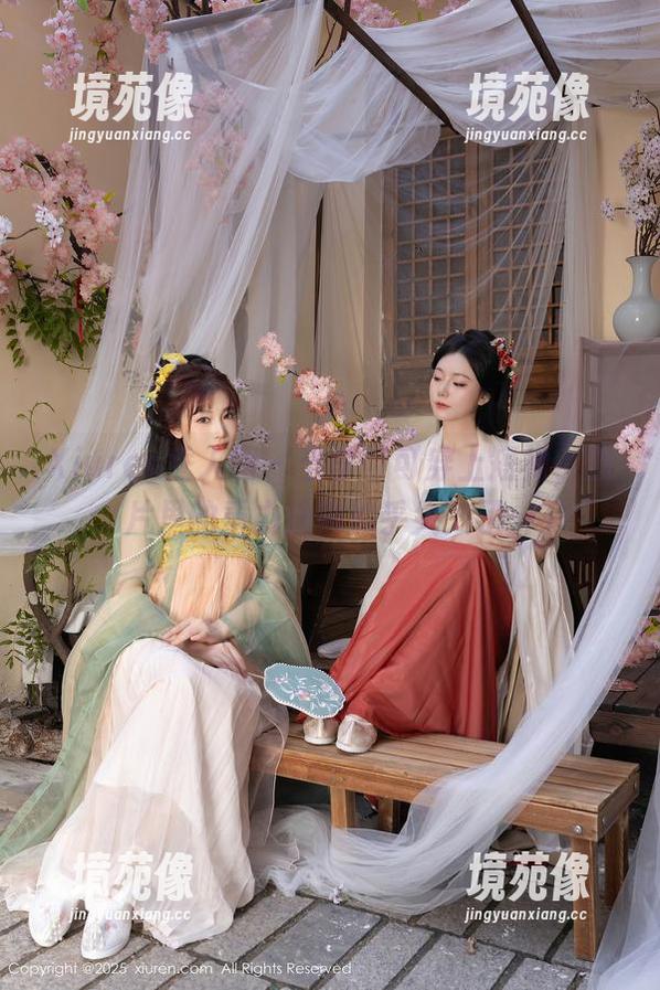 Xiuren秀人网 - 当李可可穿上短裙，图片里的重力法则似乎失效了…