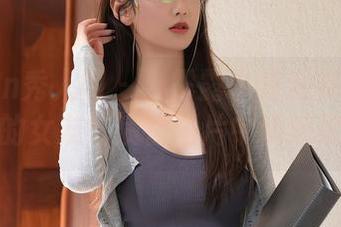 Xiuren秀人网 – 当露露小喵遇到无圣光，她的女友气质在图片中悄然绽放。
