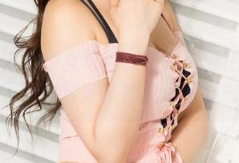 克拉女神 – 少女写真？芝月好像把时间逆转了，全套穿搭都充满青春气息