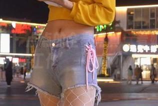 初夏女神 – 点点的全套写真：看她如何优雅地‘开始工作’——不小心走了神！