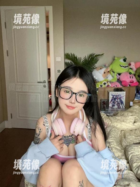微密圈 - 卡通百科老王为小妈拍的写真，原图比较常规但略有偏心。