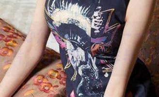 头条女神 – 办公室中的风景——coco的高清照片，巧妙切入工作与趣味！
