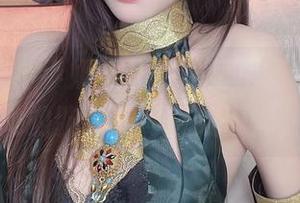 免费观察小小奶瓶儿的比基尼图集，看看她的胸围如何挑战海浪。