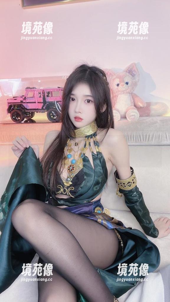 免费观察小小奶瓶儿的比基尼图集，看看她的胸围如何挑战海浪。