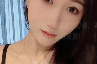 微密圈 – 浪花中，小玉吃果冻的泳衣时刻，美图走一波，分享想必会引起话题！