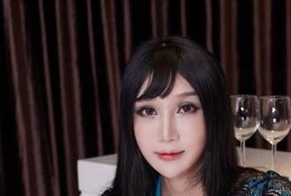 尤物馆 – 上班路上，FoxYini孟狐狸的短裤让图库变得很不一样，快下载试试！