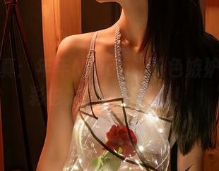 在线写真：年年Nnian让粉色嫉妒！这色彩也太“甜”了吧！