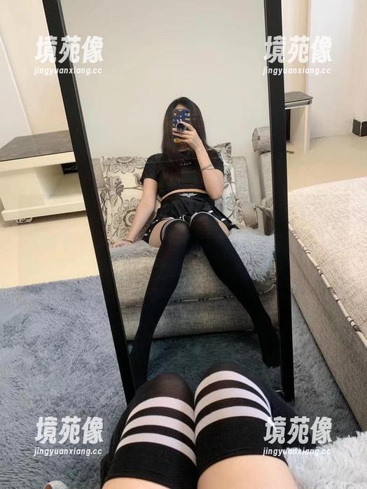 微密圈 - 提袜少女的毛衣原图，光线打得太撩了，但非要问我，我不确定它有多好看。