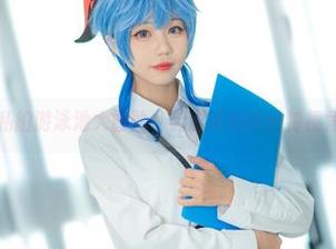 私拍游泳池大冒险：无影喵喵的独特视角
