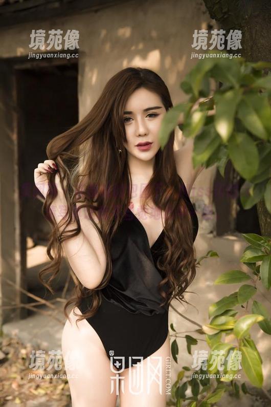 果团网 - 在棉袜的包围下，Miss琪的高清写真让我不自觉地心中一暖。