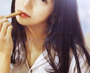 果团网 – 工作室里的莫雅琪，私拍戏太足，温柔得都快透不过气来了。