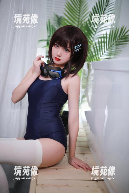 在泳池里COS，炸蛋Boom的照片让夏日也变得悠游自得！