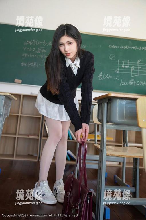秀人网-Cris_卓娅祺 秀人网 - 卓越的美图——Cris_卓娅祺的黑丝美腿反转世界