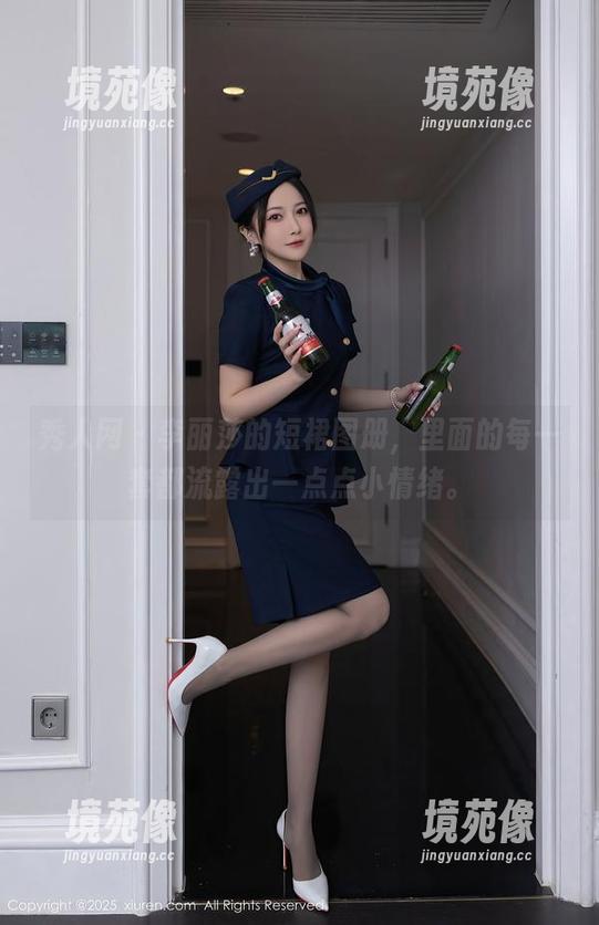 秀人网 - 李丽莎的短裙图册，里面的每一套都流露出一点点小情绪。