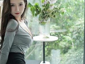 秀人网 – 白白Alina的定制写真，相遇像是个女孩的小小际遇，留个空白，想象一下