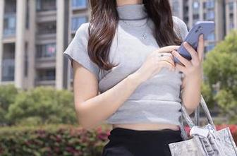 秀人网 – 天台上的白芷yy：无圣光，套图直击灵魂。