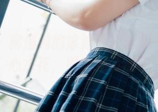 菠萝社 – 柳侑绮的泳池写真合集——请小心水花，别被她萌翻了