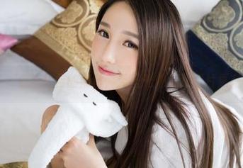 青豆客 – 看施忆佳的黑丝，无圣光效果让图片更有味道。