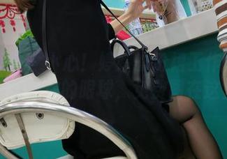魔镜街拍 – 小心！婷婷的粉裙工作日常也许会刺激你的眼球，免费图在这里！
