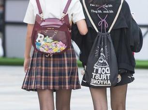 魔镜街拍 – 不得不说，艾小青女王的高清原图太有冲击力，友情提示：最好坐稳！