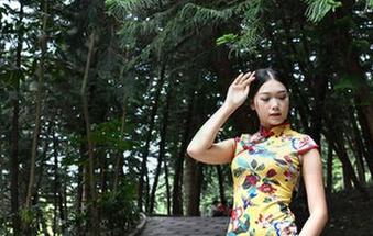 紧身牛仔热裤与魔镜街拍的契合，最新图片诱惑力十足！