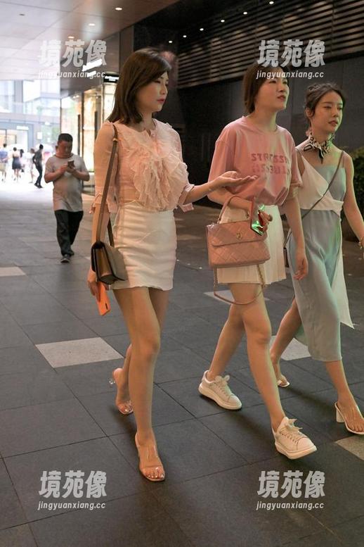 灰色紧身长裙在城市里翩翩起舞，魔镜街拍催生出的那股气质，简直很燃啊！